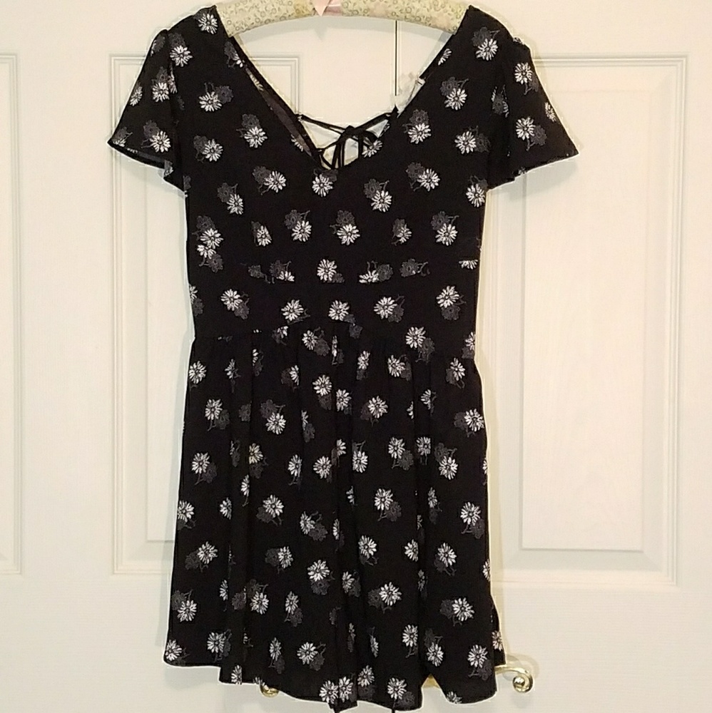 Super Cute L.A. HEARTS Floral Romper 🌼🌼